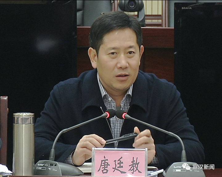 县委中心学习组成员冯永刚,李逢友,徐代琼,王通结合工作实际作了发言.