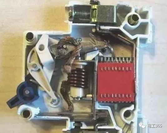 微型断路器的A、B、C、D型应该怎样选择？的图6