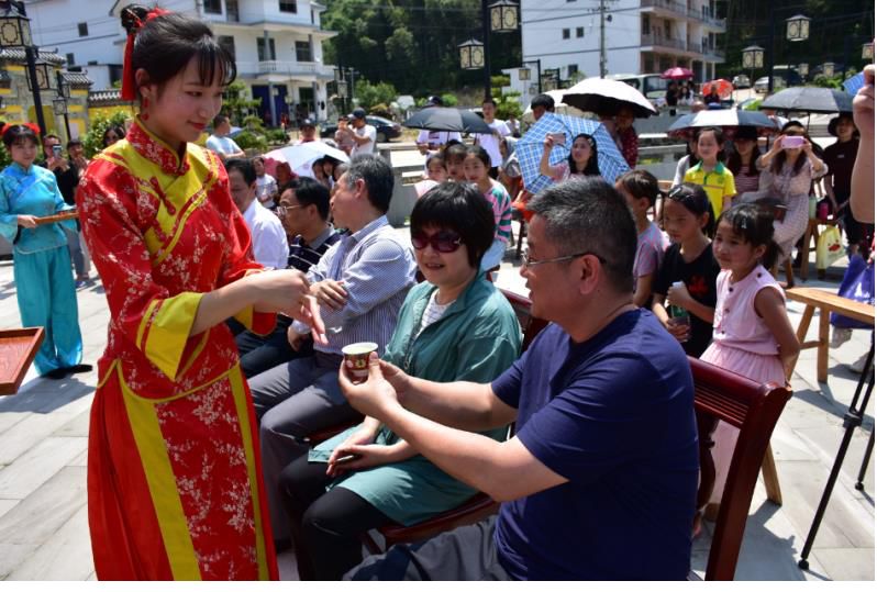 唱支红歌献给党 科教入户谱新篇