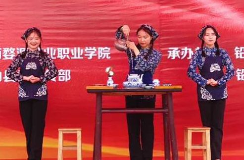 唱支红歌献给党 科教入户谱新篇