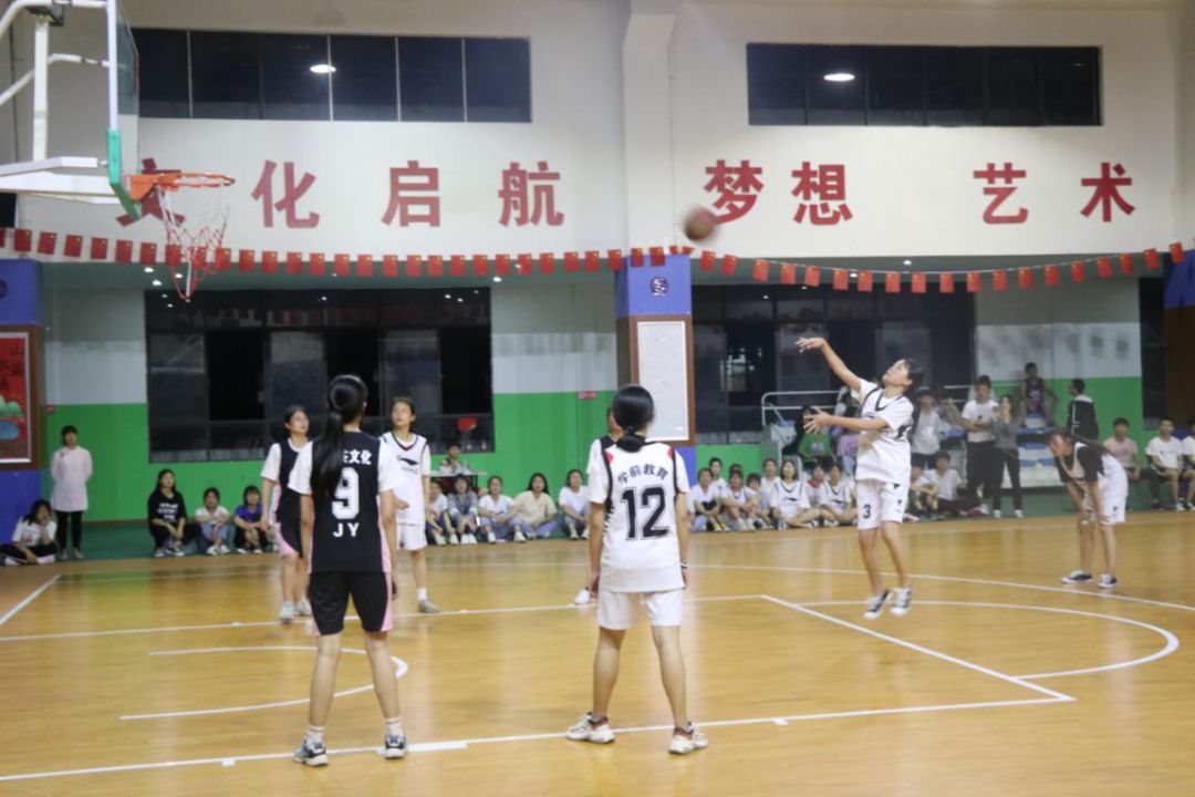 “青春无畏，逐梦扬威”