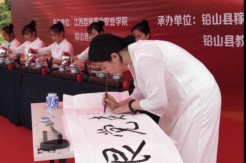 唱支红歌献给党 科教入户谱新篇