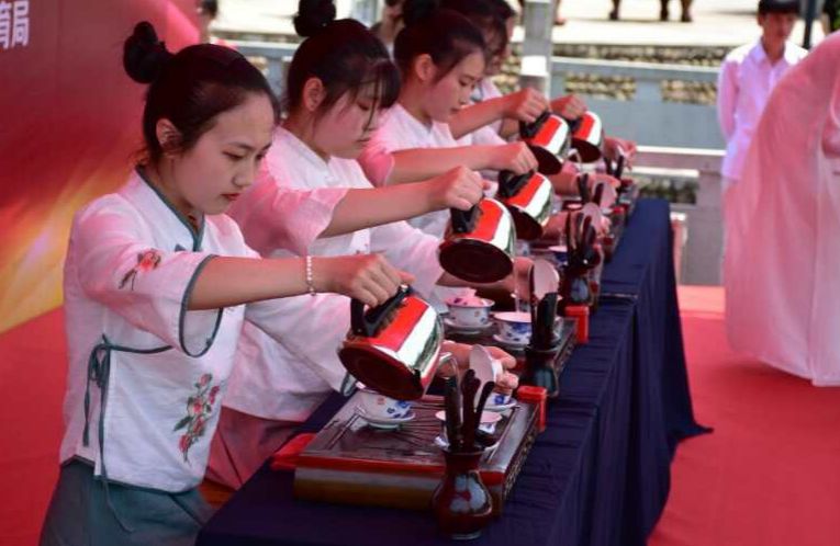 唱支红歌献给党 科教入户谱新篇