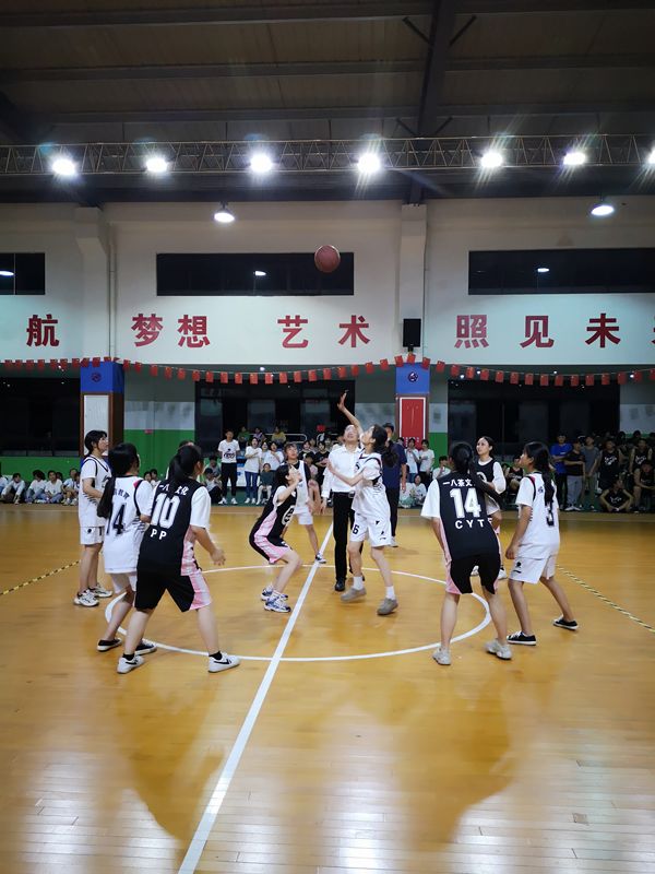 “青春无畏，逐梦扬威”