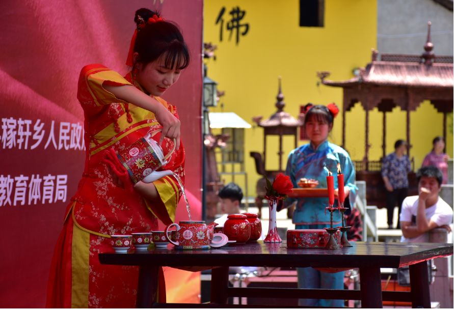 唱支红歌献给党 科教入户谱新篇