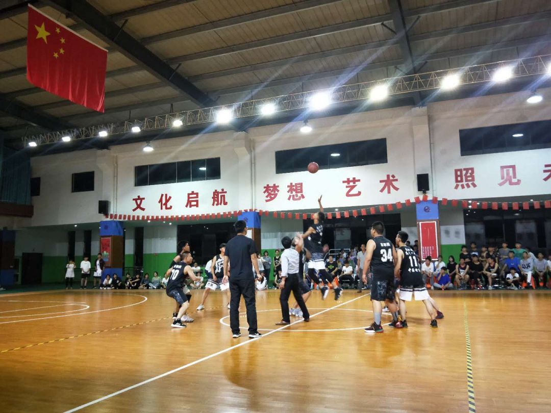 “青春无畏，逐梦扬威”