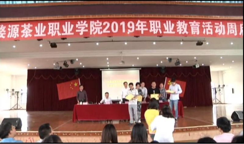 唱支红歌献给党 科教入户谱新篇