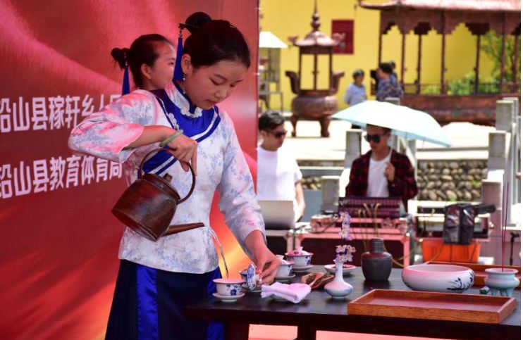 唱支红歌献给党 科教入户谱新篇