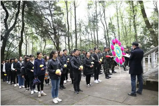 江西婺源茶业职业学院清明节烈士陵园祭扫活动