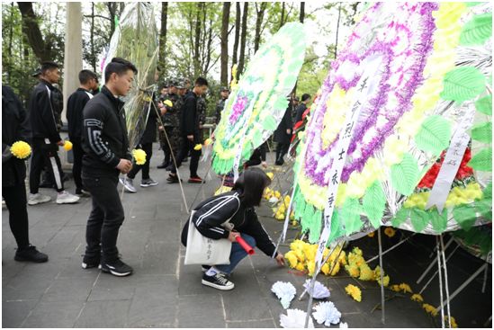 bc体育app下载清明节烈士陵园祭扫活动