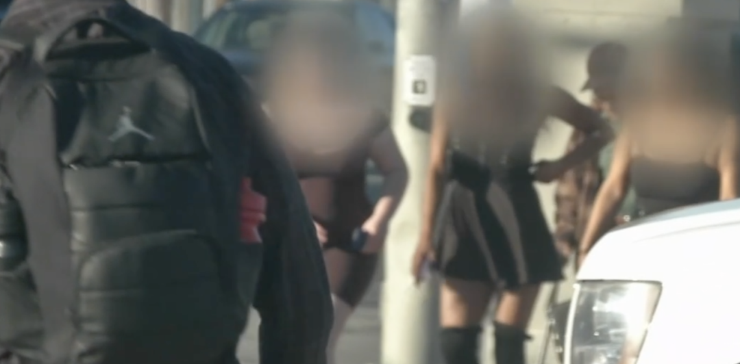中国留学生网上卖淫，三个糖爹排队和她上床，帮忙支付学费（组图） - 7