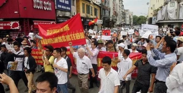 越南再次爆發反華遊行！100000人遊街示威，民眾街頭怒喊：中囯人滾出越南！ 旅遊 第4張