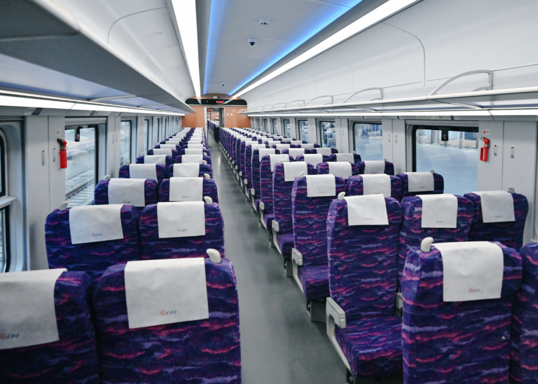 排座椅均配有充电插头等设备可以看到整个列车共包含8节车厢c型动车组