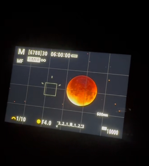 刷屏！“红月亮”高清大图来了，这群成都摄影师860公里追月→插图11