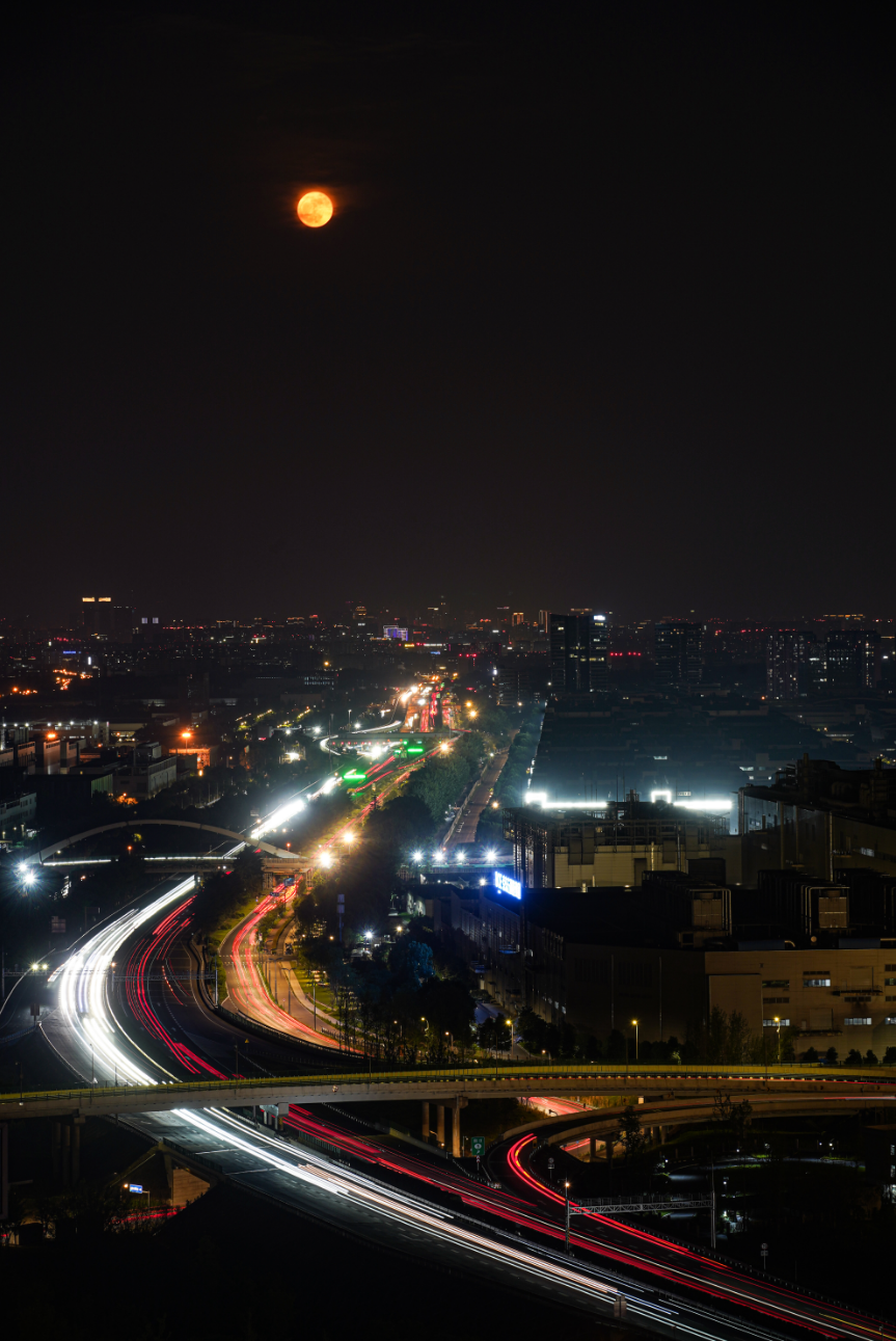 快抬头！天上有个红月亮插图11