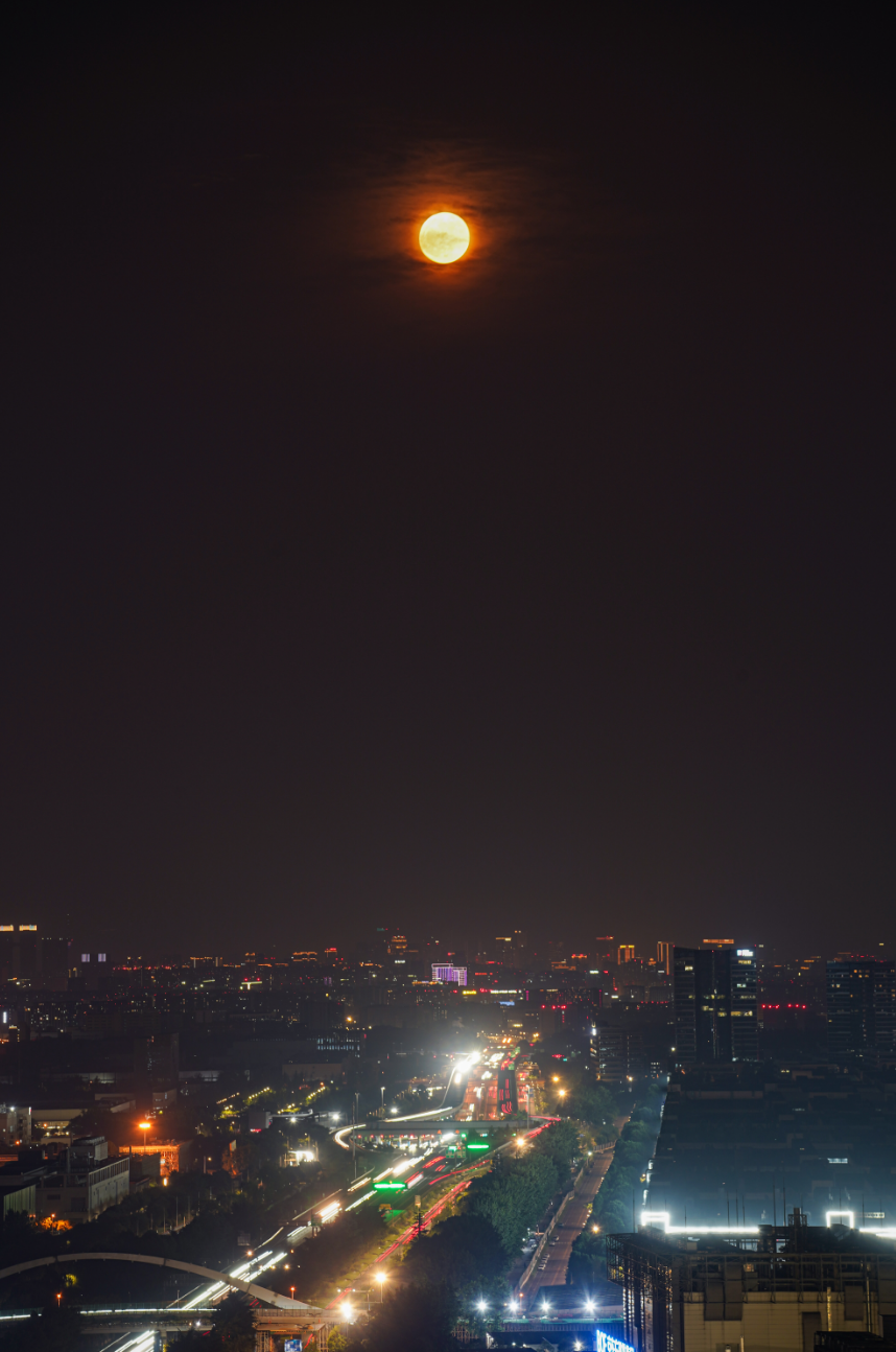 快抬头！天上有个红月亮插图12