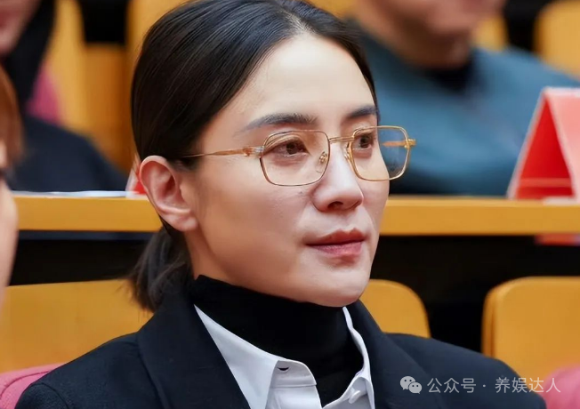 明星走进人民大会堂，没了团队包装，素颜状态下遍地普男普女？