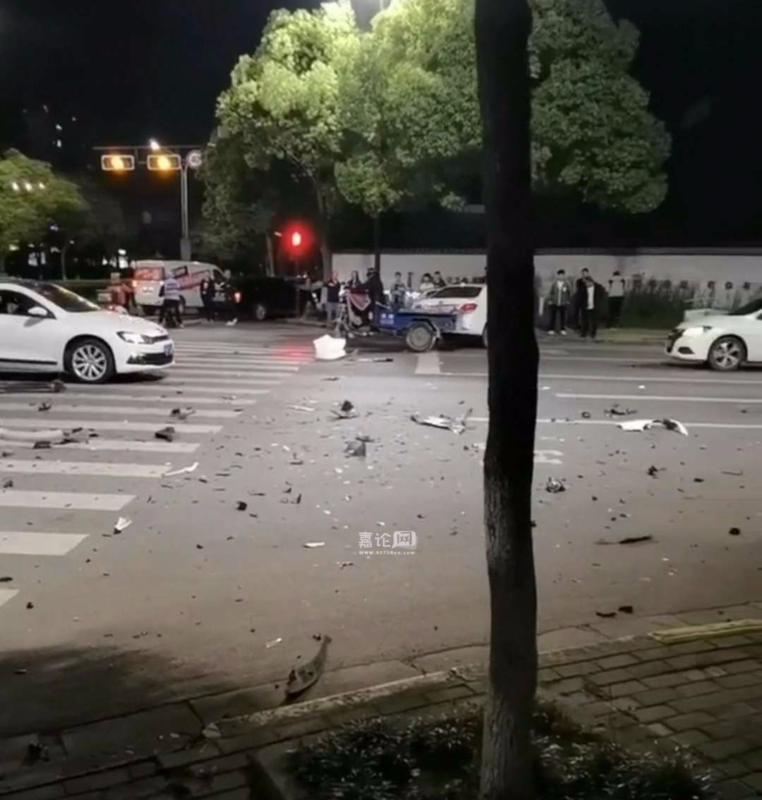 嘉兴昨晚突发车祸两车相撞一车四脚离地满街碎片残骸据说其中一个