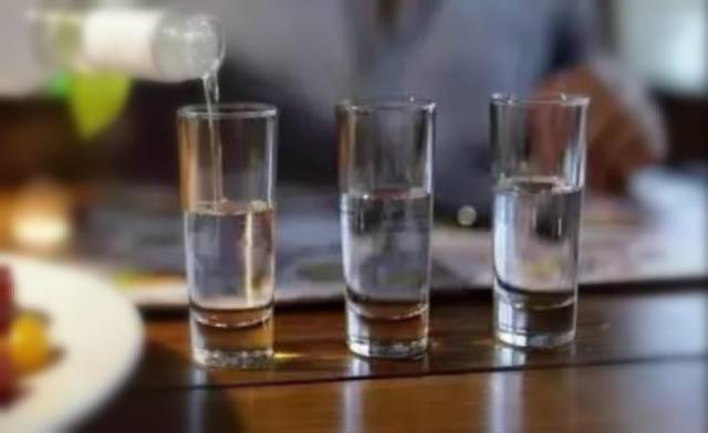 认真点，喝白酒是件严肃的事情！