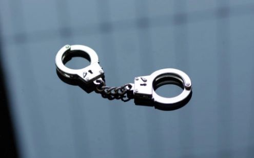 亲爸谋划一周后挥斧砍5岁儿子:他太吵，影响我休息