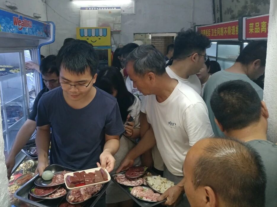 添粥加料全靠“挤”过去。