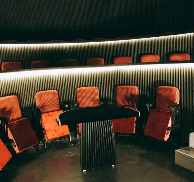 推荐tahiti,是一款酒精含量很低有点偏甜的酒,整杯酒被纸张包裹撒上了