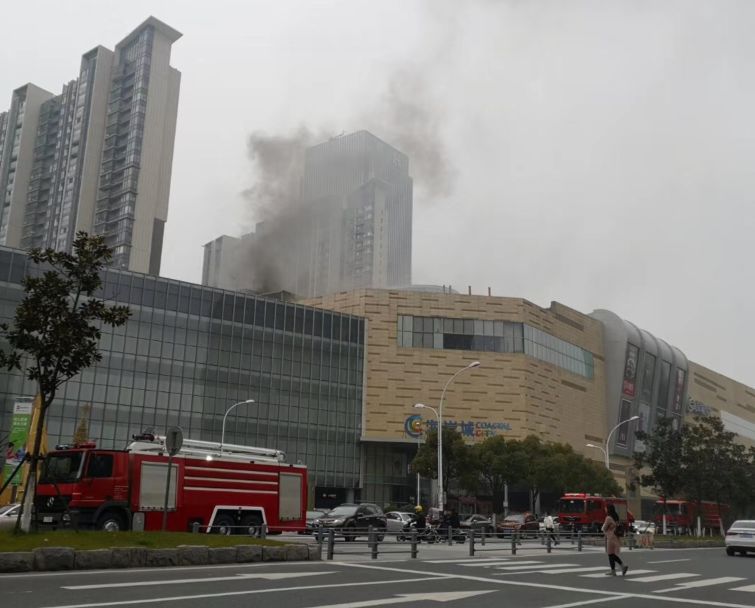 突发！海岸城楼顶突然冒出大股浓烟！