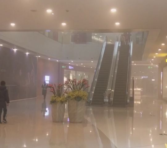 突发！海岸城楼顶突然冒出大股浓烟！