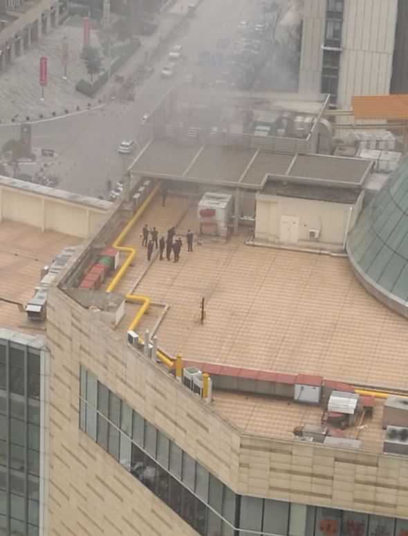 突发！海岸城楼顶突然冒出大股浓烟！