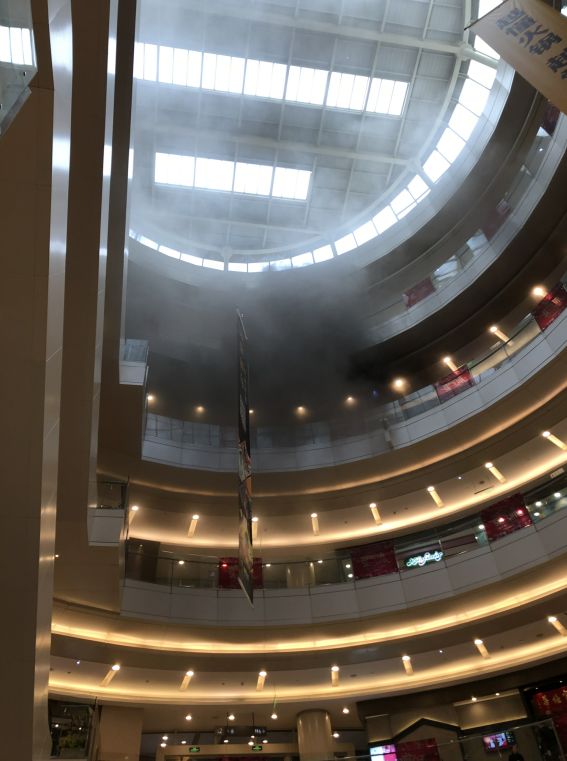 突发！海岸城楼顶突然冒出大股浓烟！