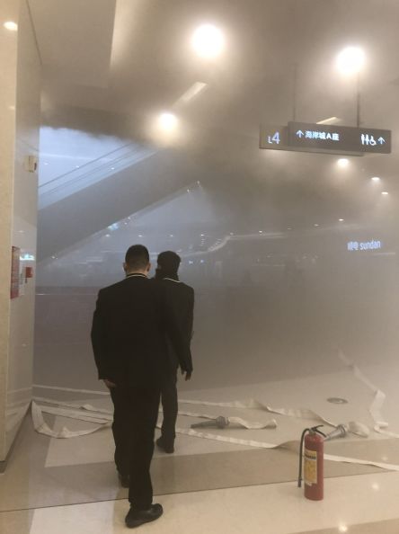 突发！海岸城楼顶突然冒出大股浓烟！