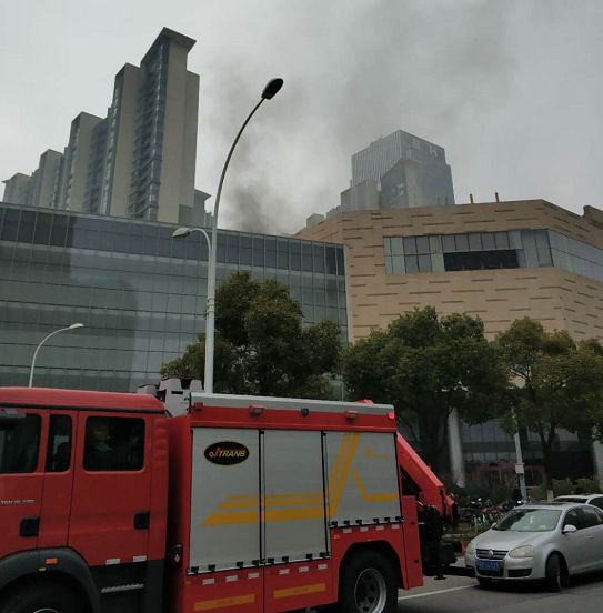 突发！海岸城楼顶突然冒出大股浓烟！