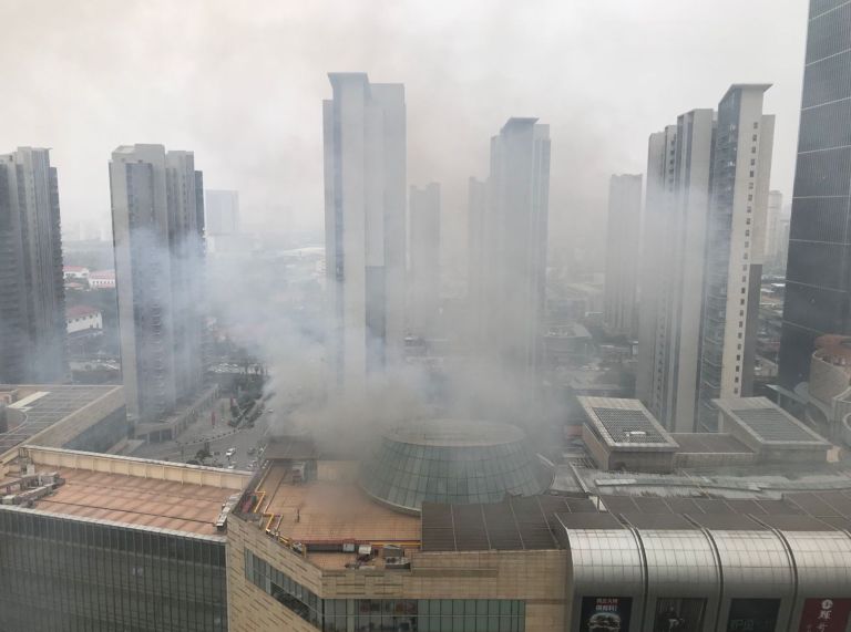 突发！海岸城楼顶突然冒出大股浓烟！