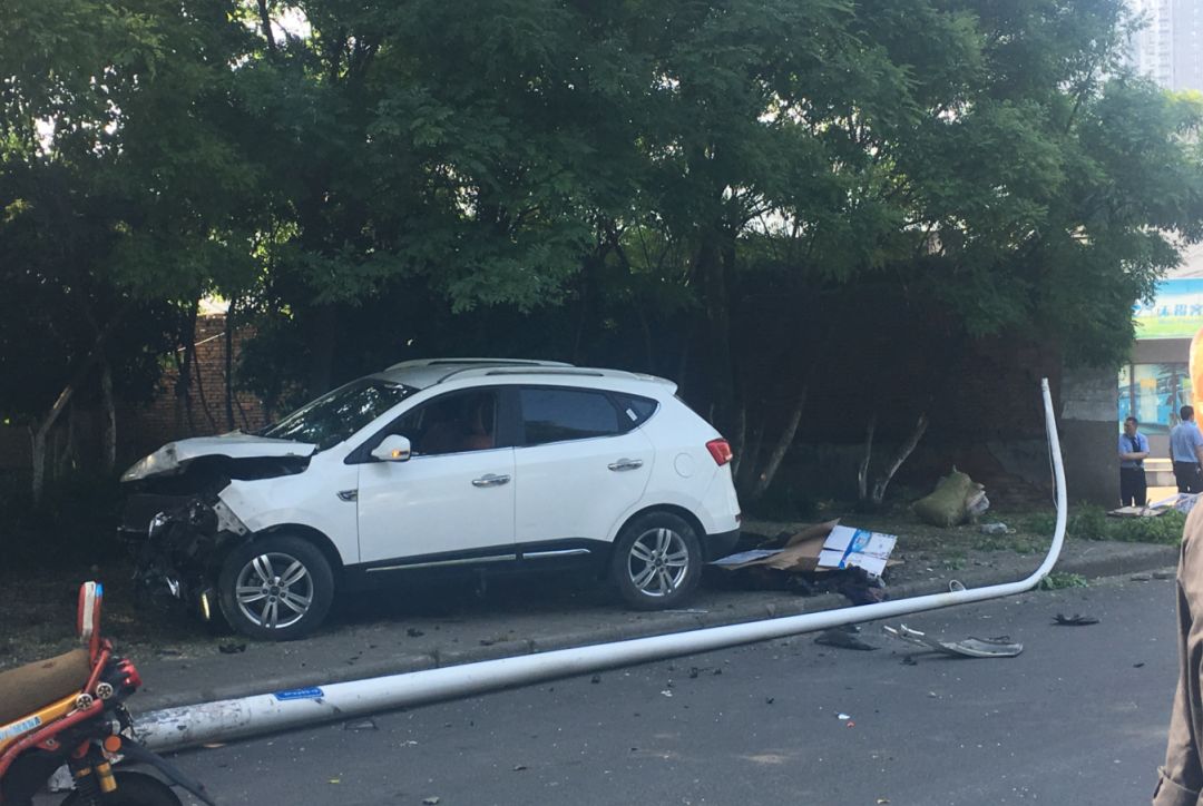 今早通江大道辅路上一辆白色SUV飞快撞向路边