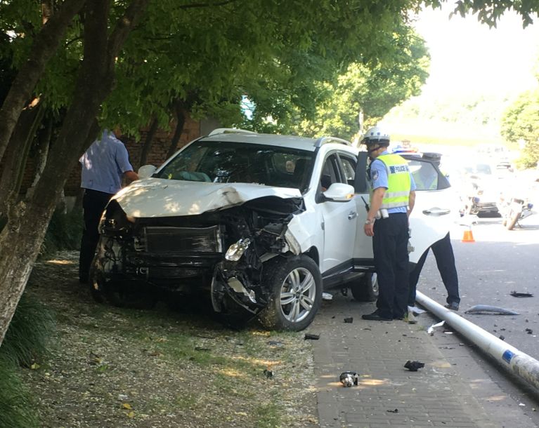 今早通江大道辅路上一辆白色SUV飞快撞向路边