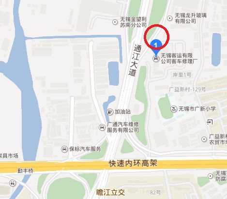 今早通江大道辅路上一辆白色SUV飞快撞向路边