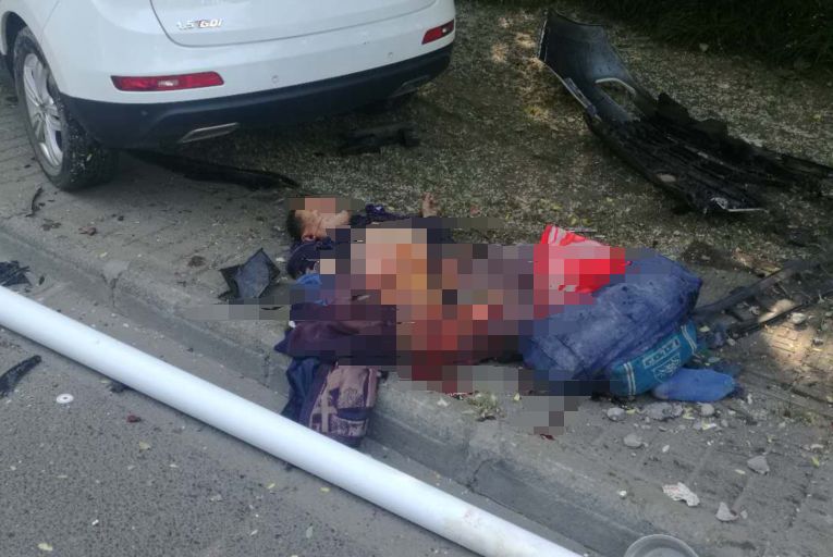 今早通江大道辅路上一辆白色SUV飞快撞向路边