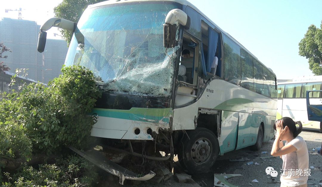 无锡一拉土车迎面撞上夏普公司大巴车 致多人受伤