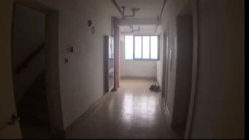 四天时间 十三个灭火器从高楼被两个熊孩子砸下