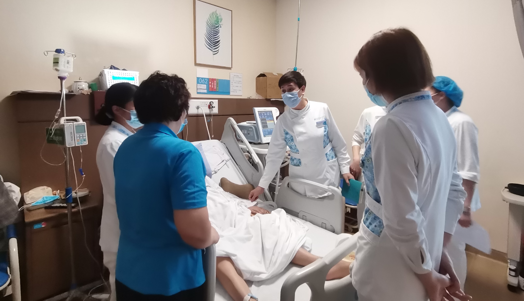 成都顾连锦宸康复医院护理主任查房