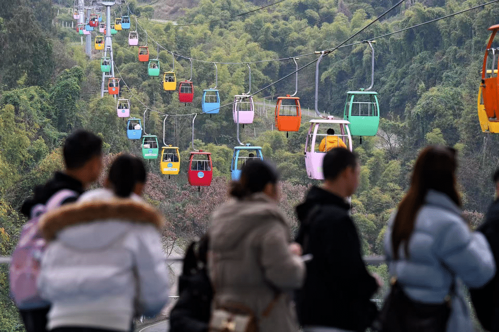 游客美心红酒小镇景区游玩。景区供图