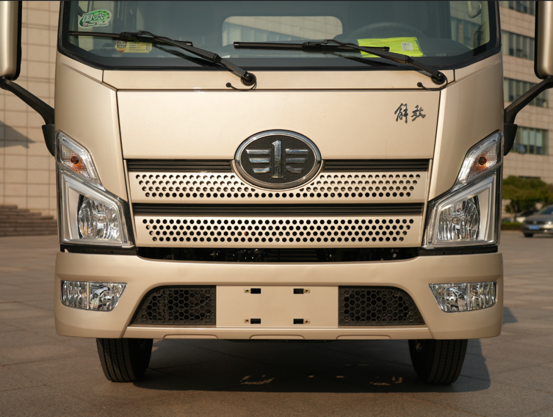 前脸采用蜂窝状的通风格栅和黑底镀铬的一汽解放标志,富有层次感.