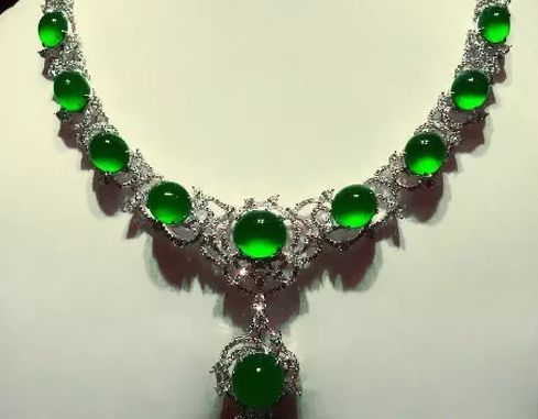 翡翠首饰如何搭配，更显美丽与年轻。