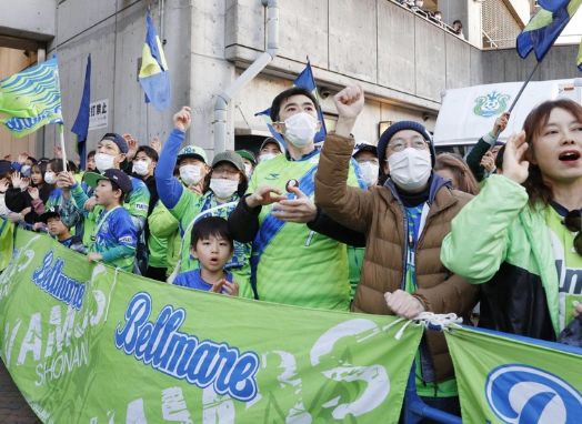 华为8摄像头专利曝光;苹果环绕屏新专利;日本15000人戴口罩看足球赛(图8) 华为8摄像头专利曝光;苹果环绕屏新专利;日本15000人戴口罩看足球赛(图8)