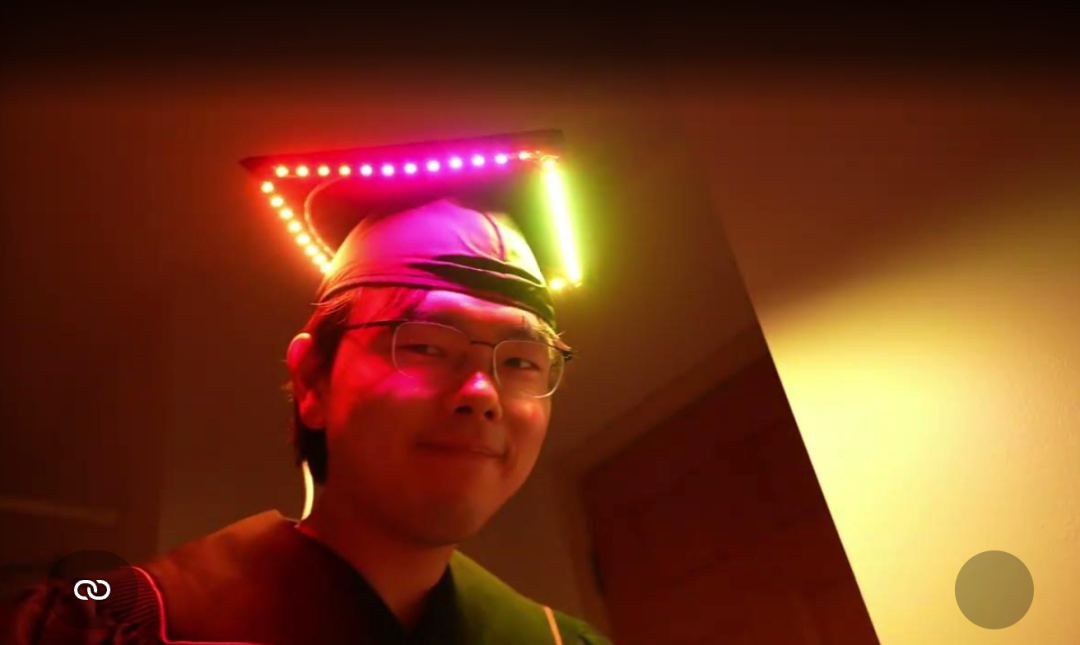 毕业生们将帽子变成了一场用 Rust 引擎驱动的灯光秀