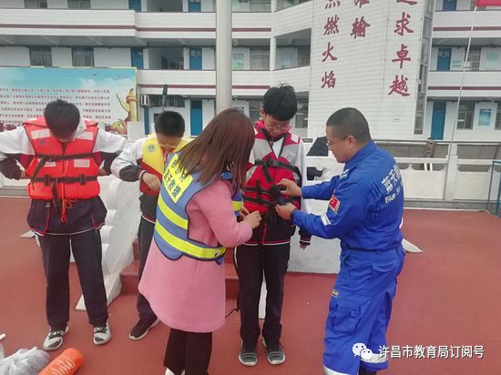 ag九游会-许昌市十二中举行“珍爱生命，预防溺水”专题报告会(图3)