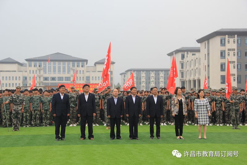 许昌市五高举行2018级新生军训汇报表演活动|半岛官方下载入口(图1)