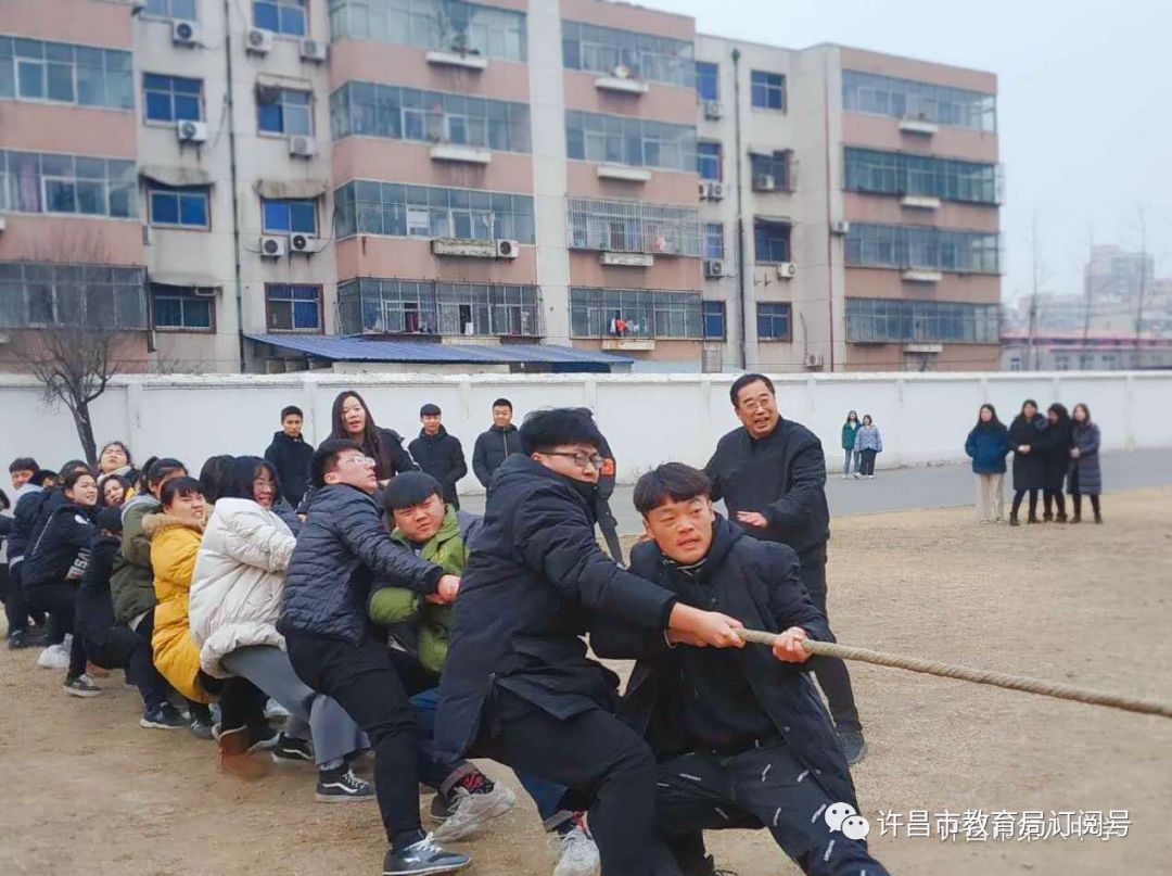 拔河许昌市第八中学开展迎新年拔河比赛活动