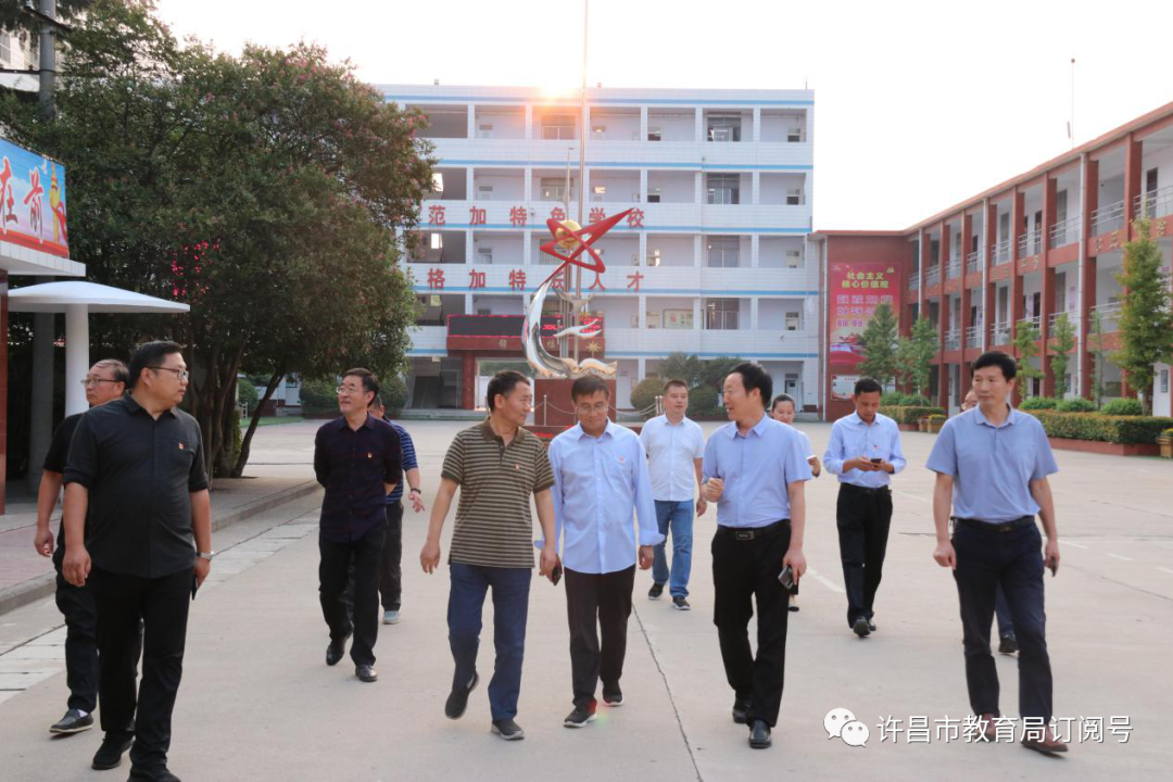 星空体育app官网|市教育局副局长代廷安到许昌市第三高级中学调研指导全国文明城市创建工作(图2)