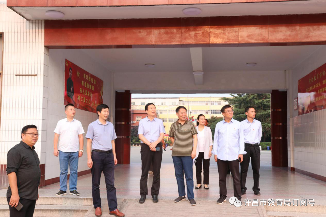 星空体育app官网|市教育局副局长代廷安到许昌市第三高级中学调研指导全国文明城市创建工作(图1)